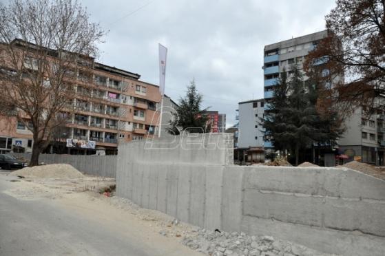 Il muro di Mitrovica (foto Beta)