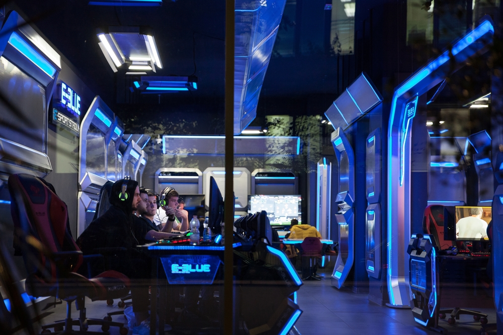 Players in an arcade in Belgrade © BalkansCat/Shutterstock