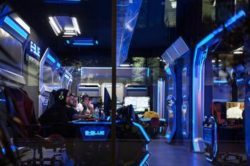 Players in an arcade in Belgrade © BalkansCat/Shutterstock