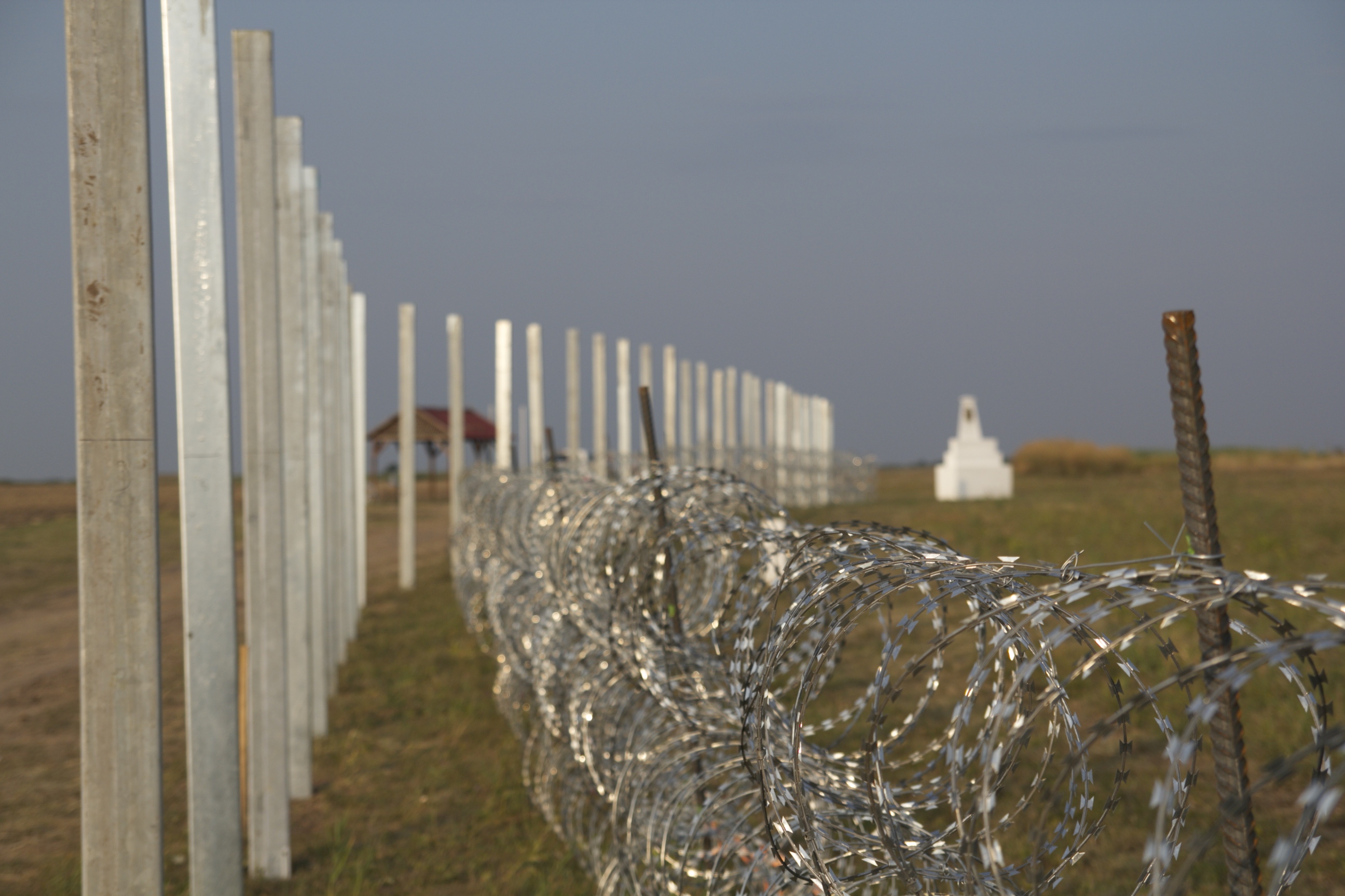 Il muro ungherese a Kübekháza, dove si conclude in un prato, tagliando fuori il monumento ai tre confini (foto G. Vale).