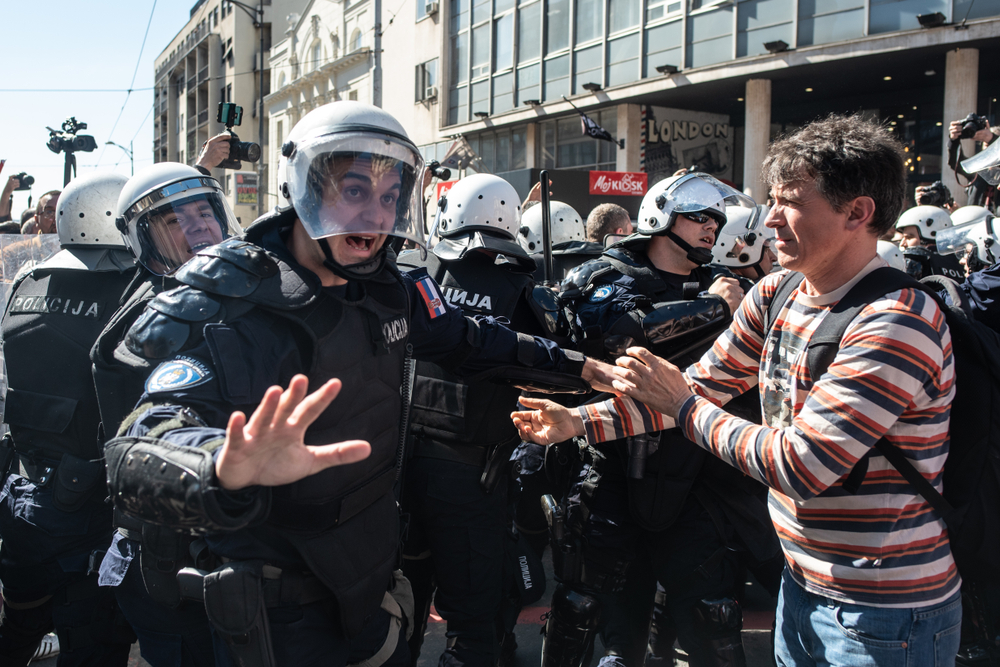 Le proteste del 17 marzo scorso davanti al palazzo della Presidenza della Serbia © Marko Rupena/Shutterstock