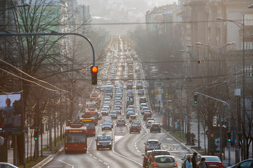 Una strada molto trafficata di Belgrado, gennaio 2020 - © trezordia/Shutterstock Una strada molto trafficata di Belgrado, gennaio 2020 - © trezordia/Shutterstock