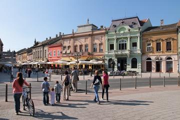 Alcune persone passeggiano nel centro storico di Novi Sad, Serbia - © Tupungato/Shutterstock