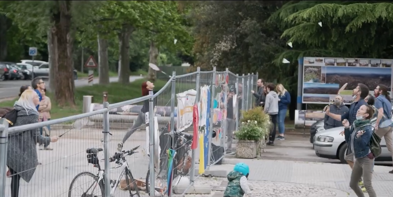 Ragazzi giocano a badminton lungo la rete installata per dividere la Piazza della Transalpina a Gorizia/Nova Gorica