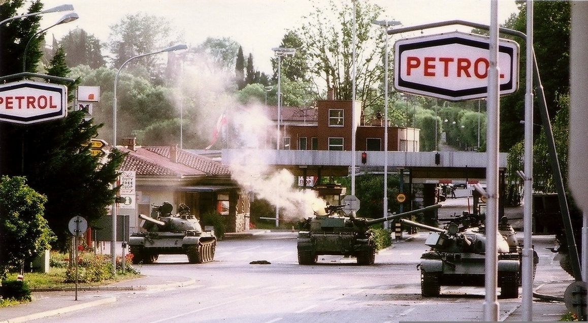 Clashes between the Yugoslav Federal Army and Slovenian Territorial Defense at the border crossing of the "Red House", near Gorizia, following Slovenia's declaration of independence - photo by Peter Bozic - CC BY 3.0, Wikimedia Clashes between the Yugoslav Federal Army and Slovenian Territorial Defense at the border crossing of the "Red House", near Gorizia, following Slovenia's declaration of independence - photo by Peter Bozic - CC BY 3.0, Wikimedia