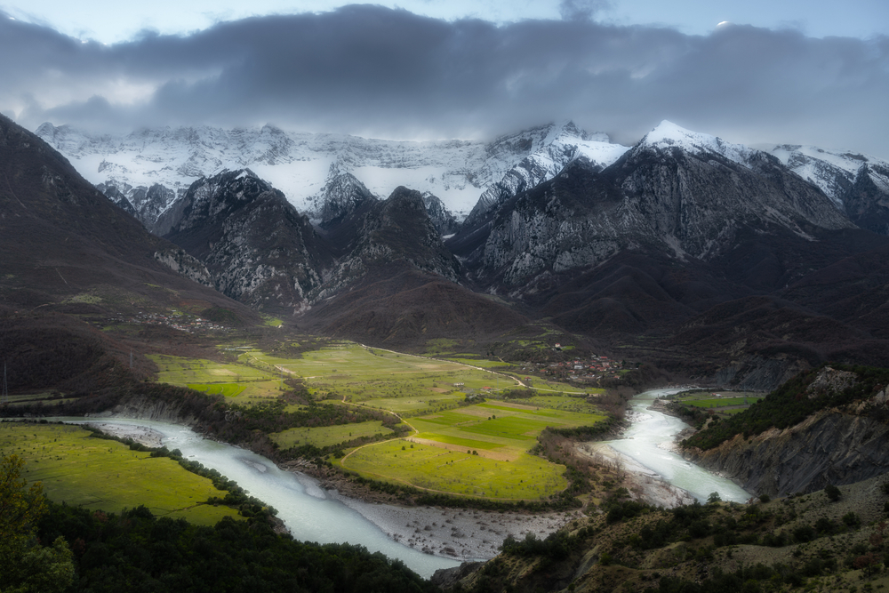 Veduta dall'alto di un'ansa del fiume Vjosa, in Albania - © olti81/Shutterstock