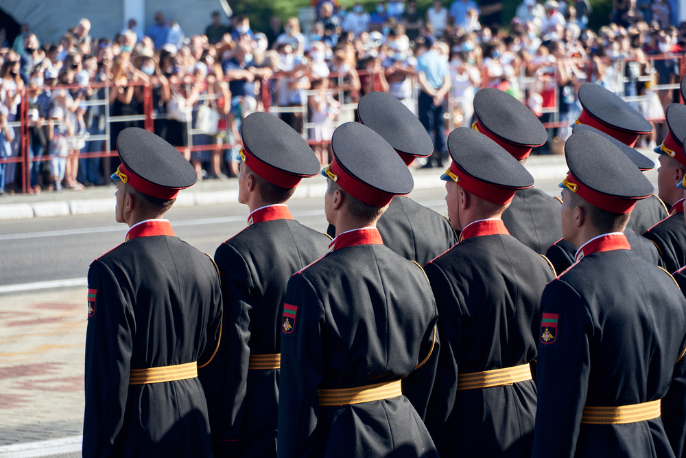 Sodlati in alta uniforme ad una parata militare in Transnistria il 2 settembre 2020, dedicata ai trent'anni dall'indipendenza - © s_oleg/Shutterstock