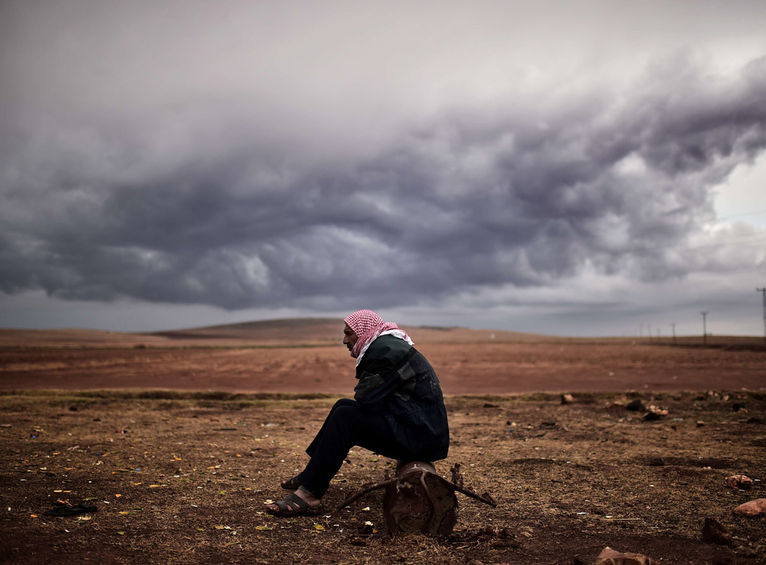 Un rifugiato curdo nella città di Mursitpinar (Turchia) aspetta notizie sulla città di Kobane (Foto Aris Messinis, Flickr)