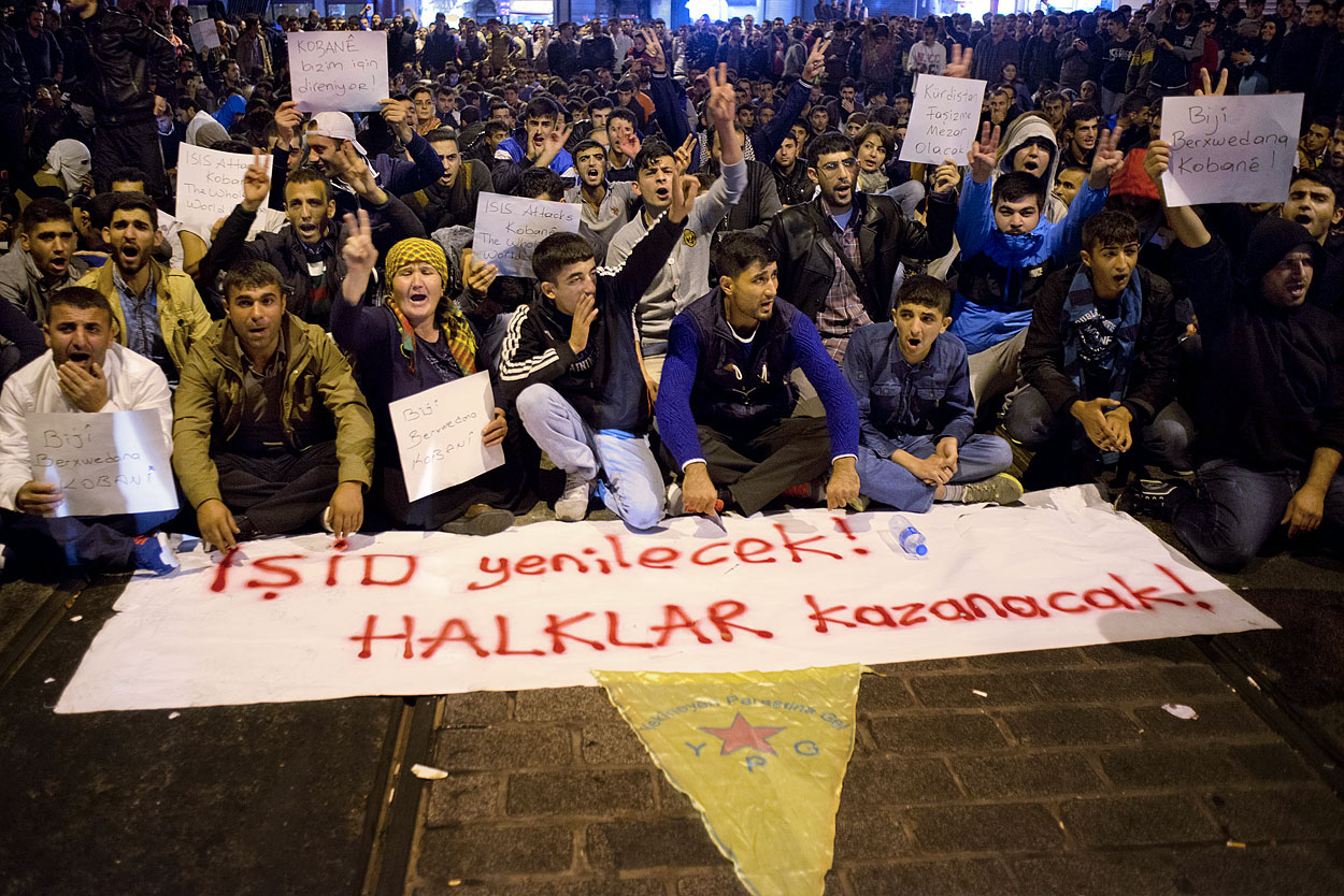 Proteste curde a Istanbul, sullo striscione: "L'Isis verrà sconfitto, vinceranno i popoli" (foto © Federico Tummolo)