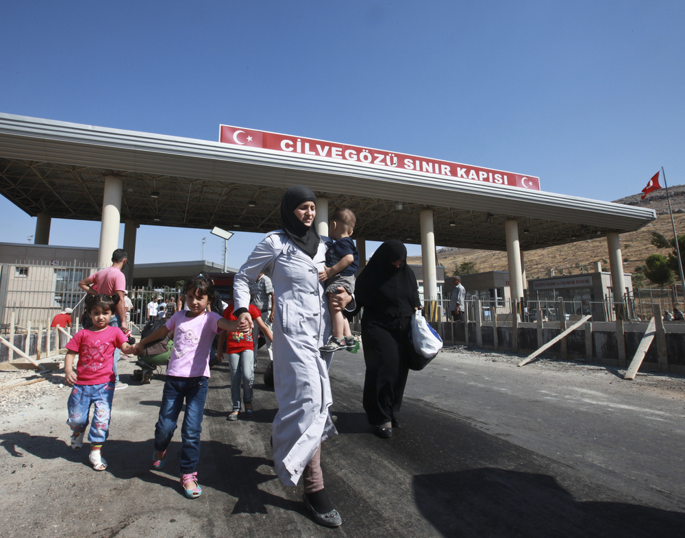 Refugees who took refuge in Turkey, escaping the war in Syria, October 2014 - kafeinkolik/Shutterstock