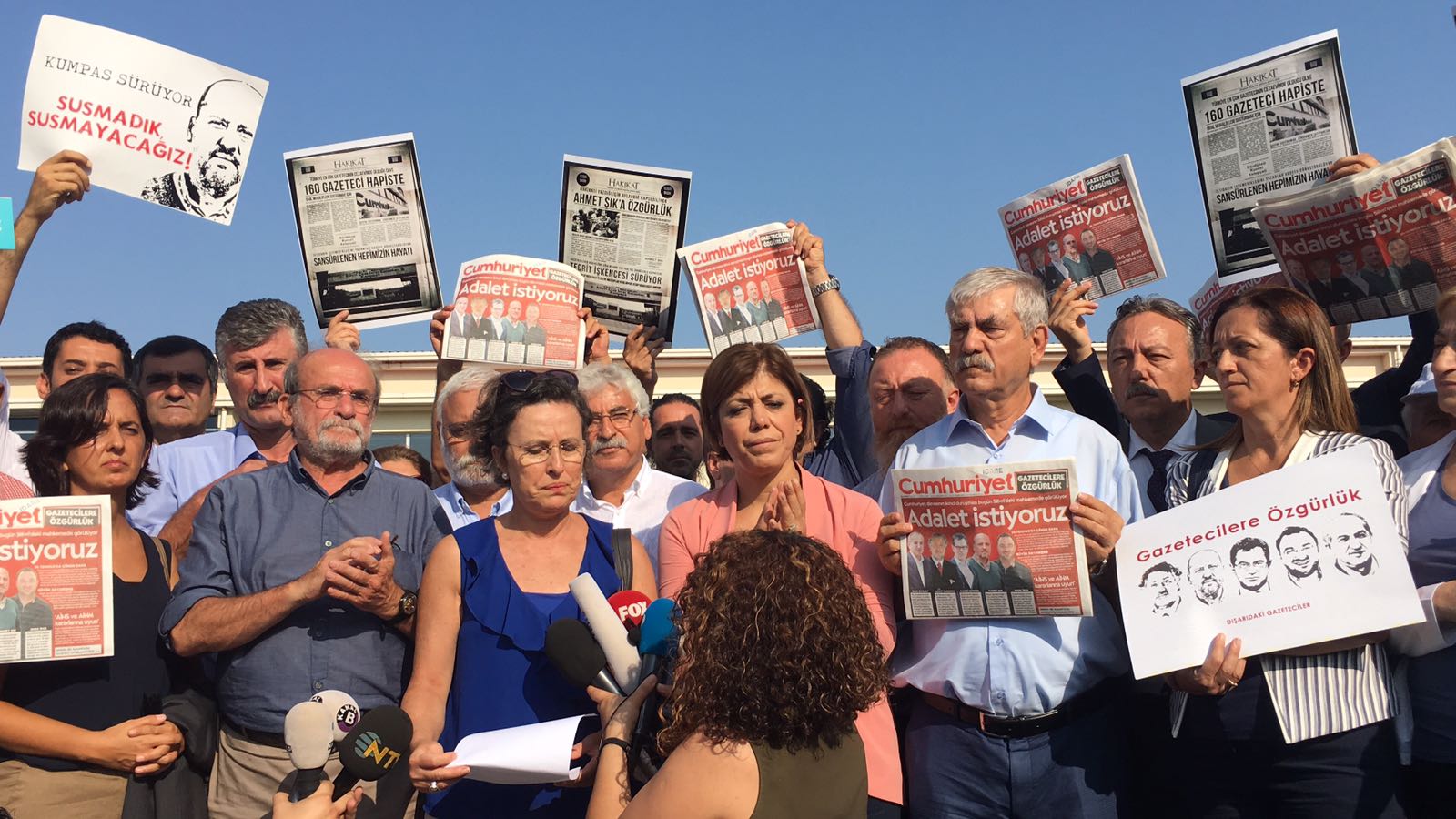 Demonstration in support of Cumhuriyet in front of the court