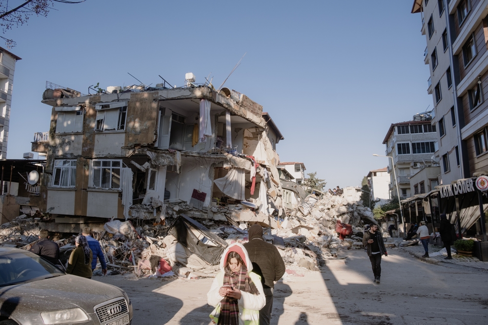 Una ragazzina davanti alle macerie del terremoto a Antakya, Hatay, Turchia, 8 febbraio 2023 - © D.A.D