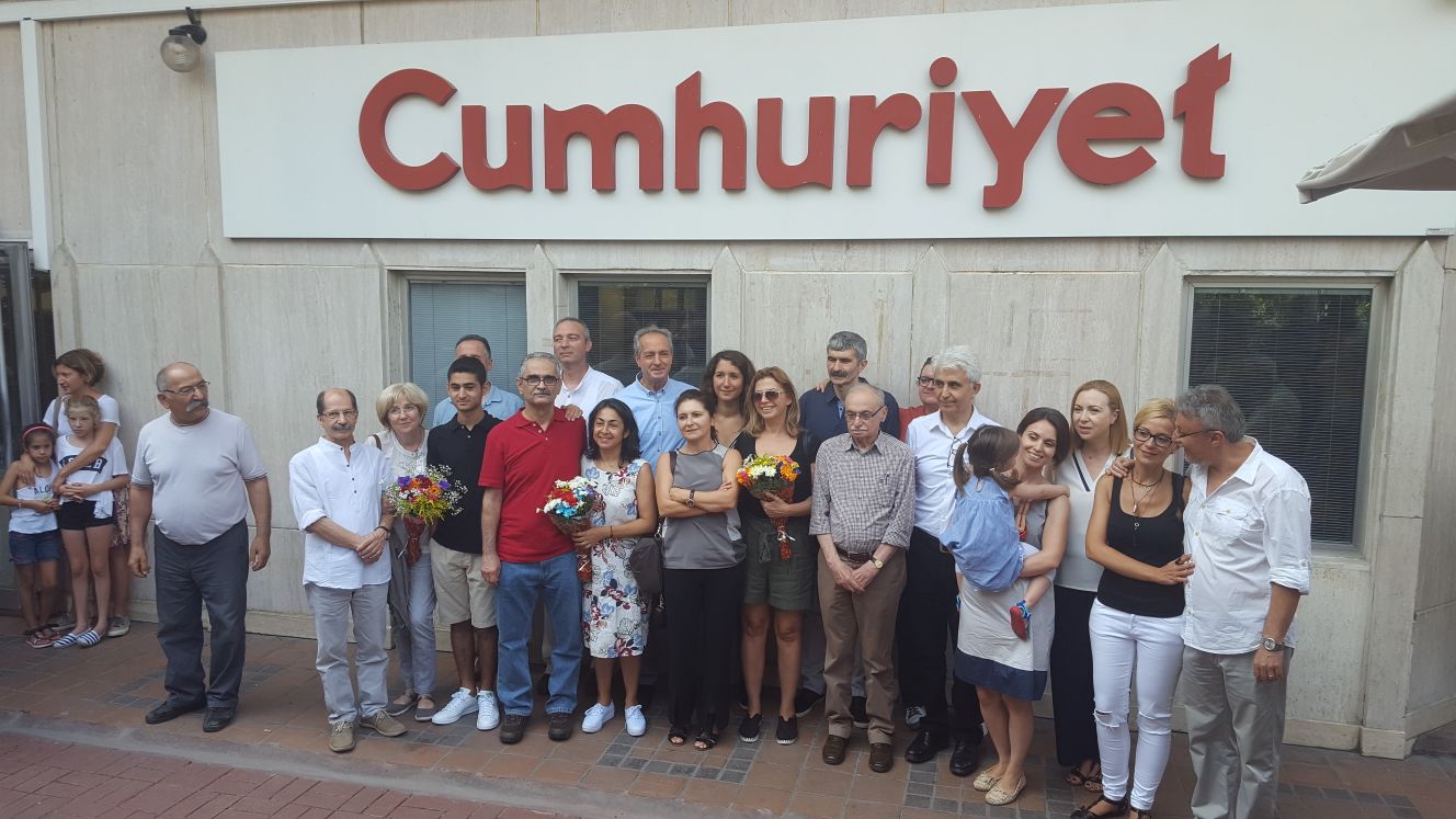 I giornalisti rilasciati presso la sede di Cumhuriyet (foto © Jorgen Lorentzen)