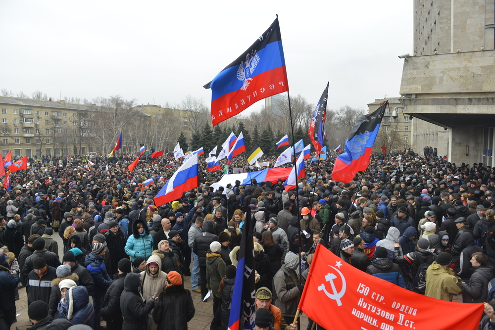 Donec’k, Ucraina, Marzo 2014. Manifestanti russi © Nick Starichenko/Shutterstock