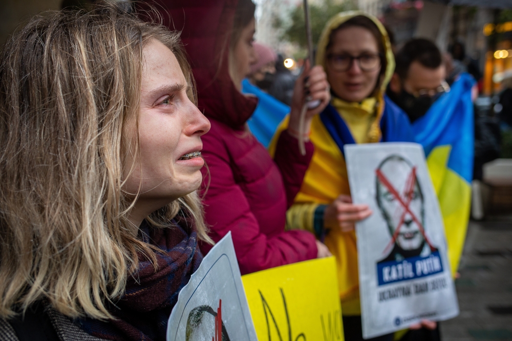 Una donna in primo piano durante alcune proteste in Turchia contro l'aggressione della Russia all'Ucraina - © tolga ildun/Shutterstock