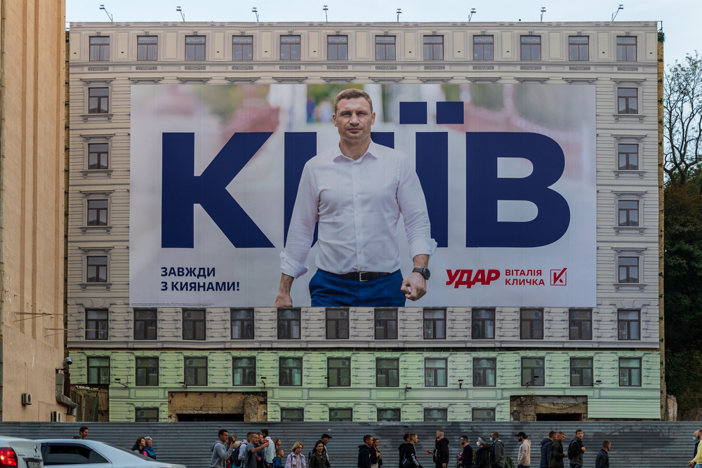 Un poster elettorale di Vitaliy Klyčko in centro a Kiev (© S.Borisovich/Shutterstock)