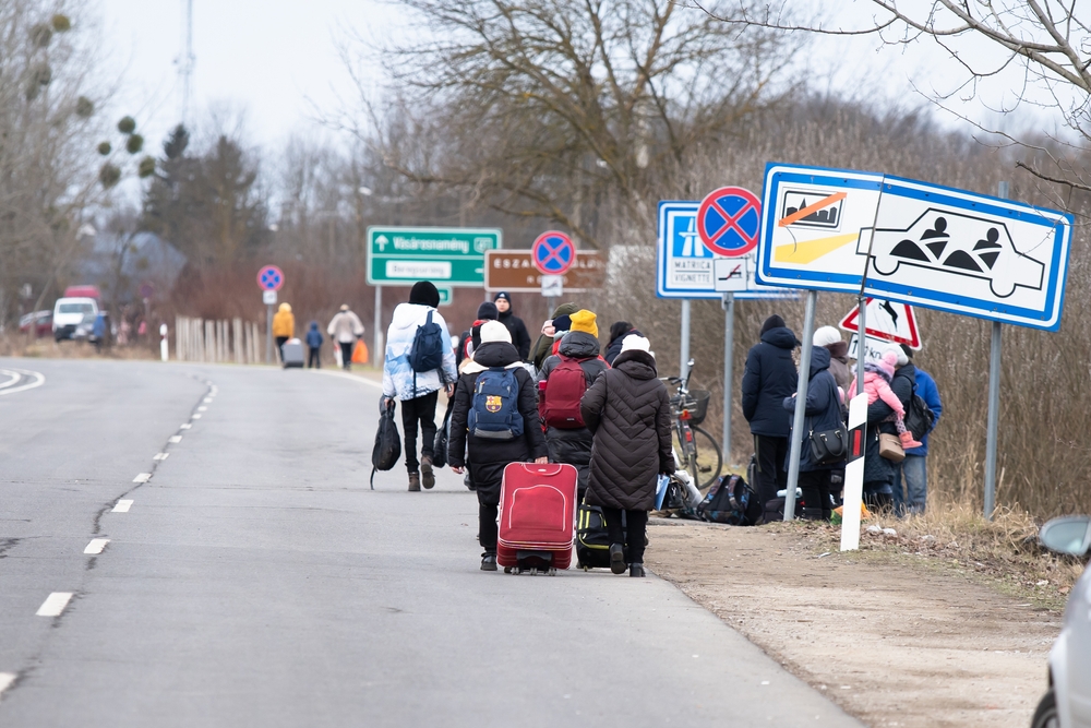 Persone in fuga dalla guerra al confine tra Ucraina ed Ungheria - 26 febbraio 2022 © Janossy Gergely/Shutterstock