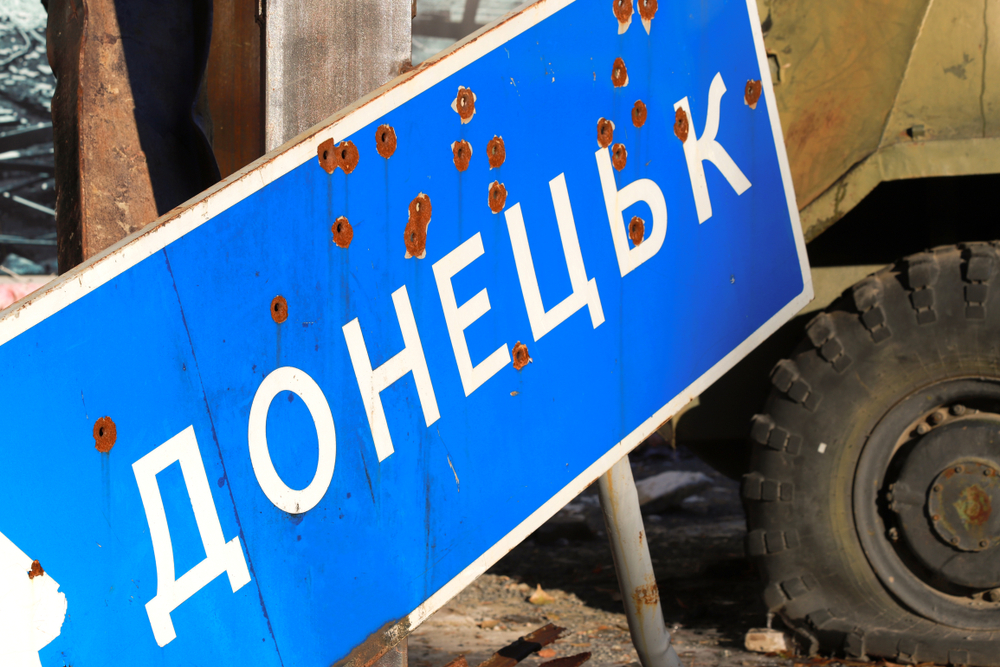 Road sign reading Donetsk © rospoint/Shutterstock