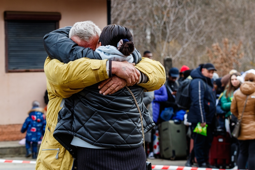 Uzhhorod, Ucraina, 26 Febbraio 2022, un uomo saluta la moglie in fuga dalla guerra - © Yanosh Nemesh/Shutterstock