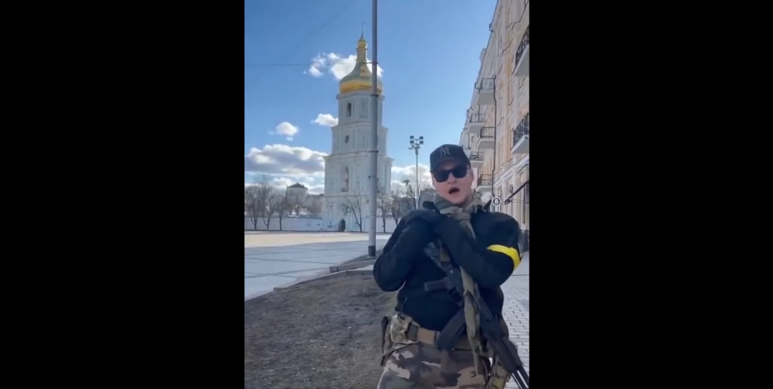 Andriy Khlyvnyuk canta nelle strade di Kyiv "Oh viburno rosso" Andriy Khlyvnyuk canta nelle strade di Kyiv "Oh viburno rosso"