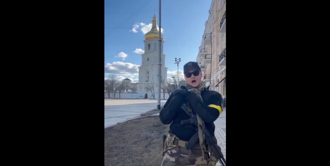 Andriy Khlyvnyuk canta nelle strade di Kyiv "Oh viburno rosso"