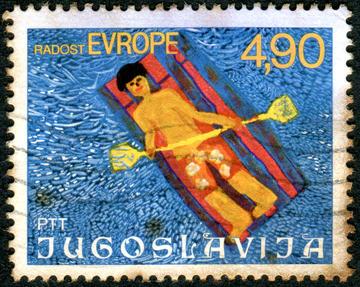 Un francobollo jugoslavo degli anni '70 raffigurante un disegno di bambino che fa il bagno (© Sergey Kohl/Shutterstock)