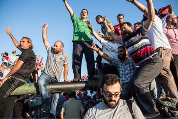 La folla blocca i golpisti in Turchia - © IV. andromeda/Shutterstock La folla blocca i golpisti in Turchia - © IV. andromeda/Shutterstock
