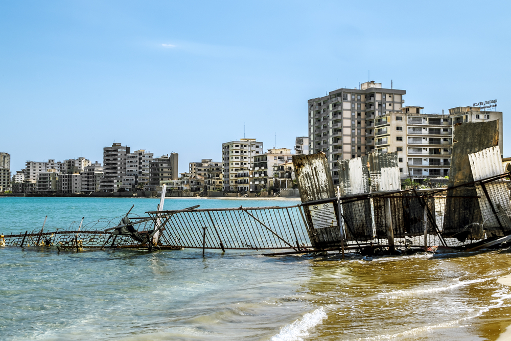La spiaggia abbandonata di Varosha La spiaggia abbandonata di Varosha