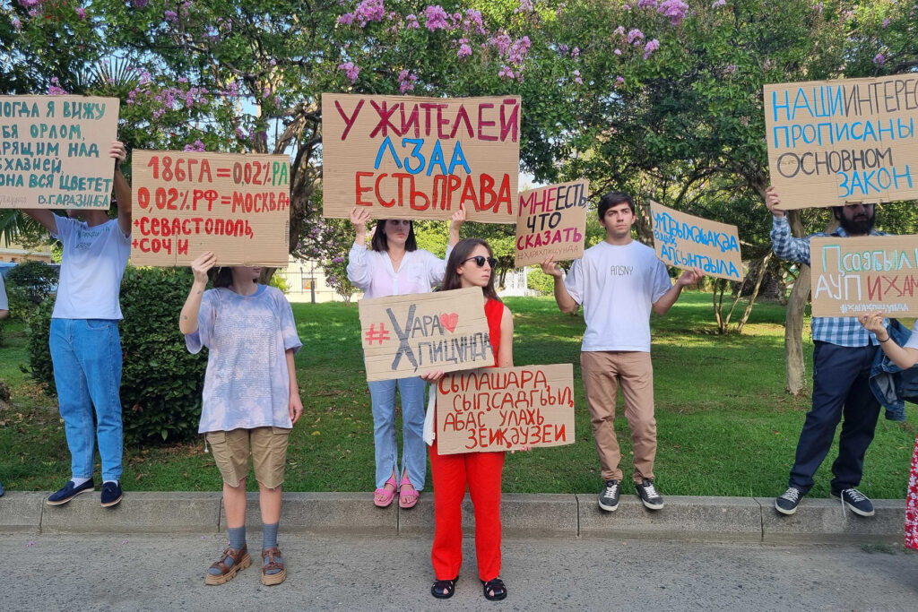 Giovani con cartelli durante la protesta promossa dal movimento Hara h-Pitsunda, Sukhumi, 17 settembre - © OC Media