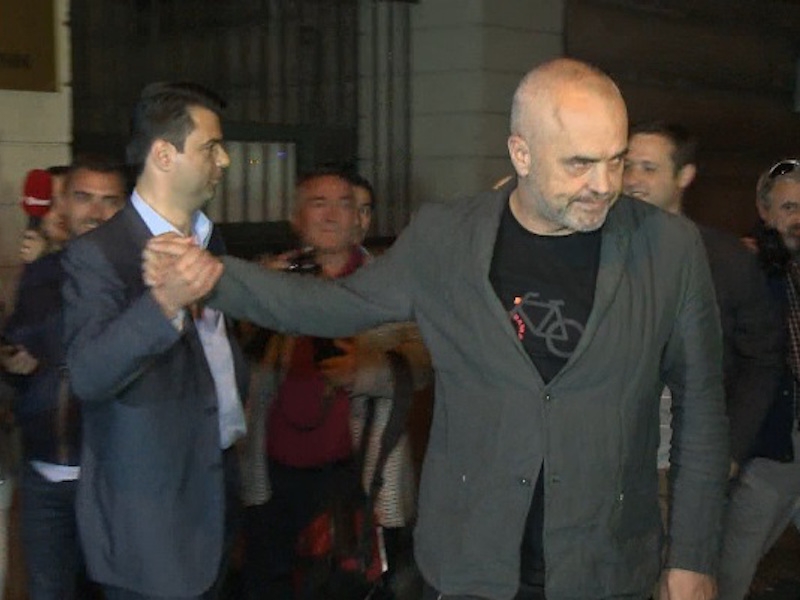 Stretta di mano tra il premier Edi Rama il segretario PD Lulzim Basha