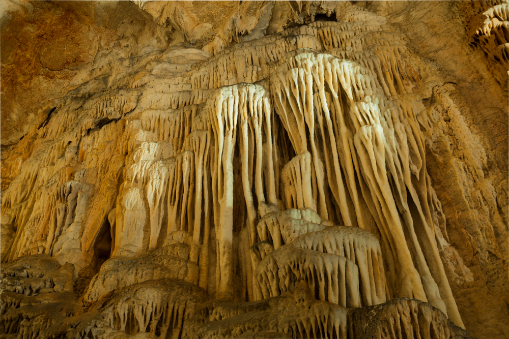 Un dettaglio delle grotte Cerovačke, nel massiccio del Velebit, Croazia - © goran_safarek/Shutterstock