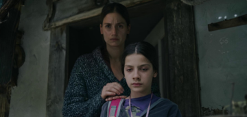 Madre e figlia in una scena tratta dal film “Darkling - Mrak” di Dušan Milić