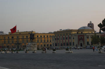 Tirana, piazza Skanderberg - foto Zé Valdl Flickr.jpg