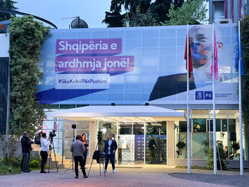 Giornalisti al lavoro a Tirana  - © EvisDisha/Shutterstock