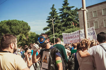 Giovani protestano a Tirana contro l'importazione di rifiuti © Alla Simacheva/Shutterstock