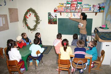 Un'aula di una scuola per l'infanzia in un'area rurale dell'Albania - © Andrea Seemann/Shutterstock