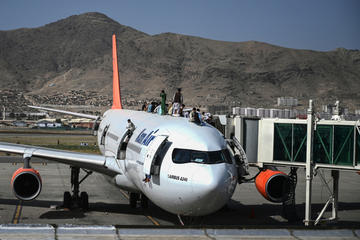 18 agosto 2021, un aereo sulla cui fusoliera sono salite delle persone all'aeroporto di Kabul - © john smith 2021/Shutterstock
