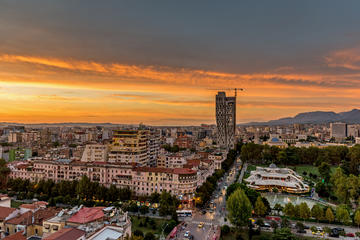 Tirana al tramonto, foto Alexey Koimshidi Shutterstock