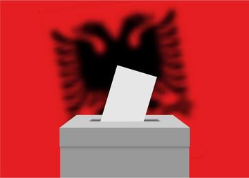 Urna elettorale con la bandiera albanese sullo sfondo - © grebeshkovmaxim/Shutterstock Urna elettorale con la bandiera albanese sullo sfondo - © grebeshkovmaxim/Shutterstock