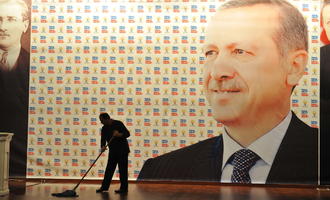 Un inserviente pulisce un palco, in attesa del presidente turco Recep Tayyip Erdoğan - © thomas koch/Shutterstock