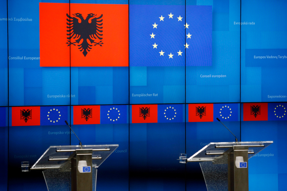 I microfoni vuoti prima di una conferenza stampa, dietro le bandiere dell'Ue e dell'Albania