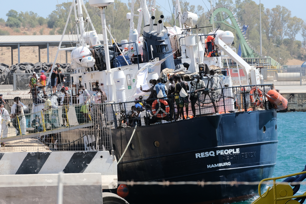 Augusta (Sicilia), Migranti salvati dalla nave della ong Resq People, agosto 2021 © Alessio Tricani/Shutterstock Augusta (Sicilia), Migranti salvati dalla nave della ong Resq People, agosto 2021 © Alessio Tricani/Shutterstock