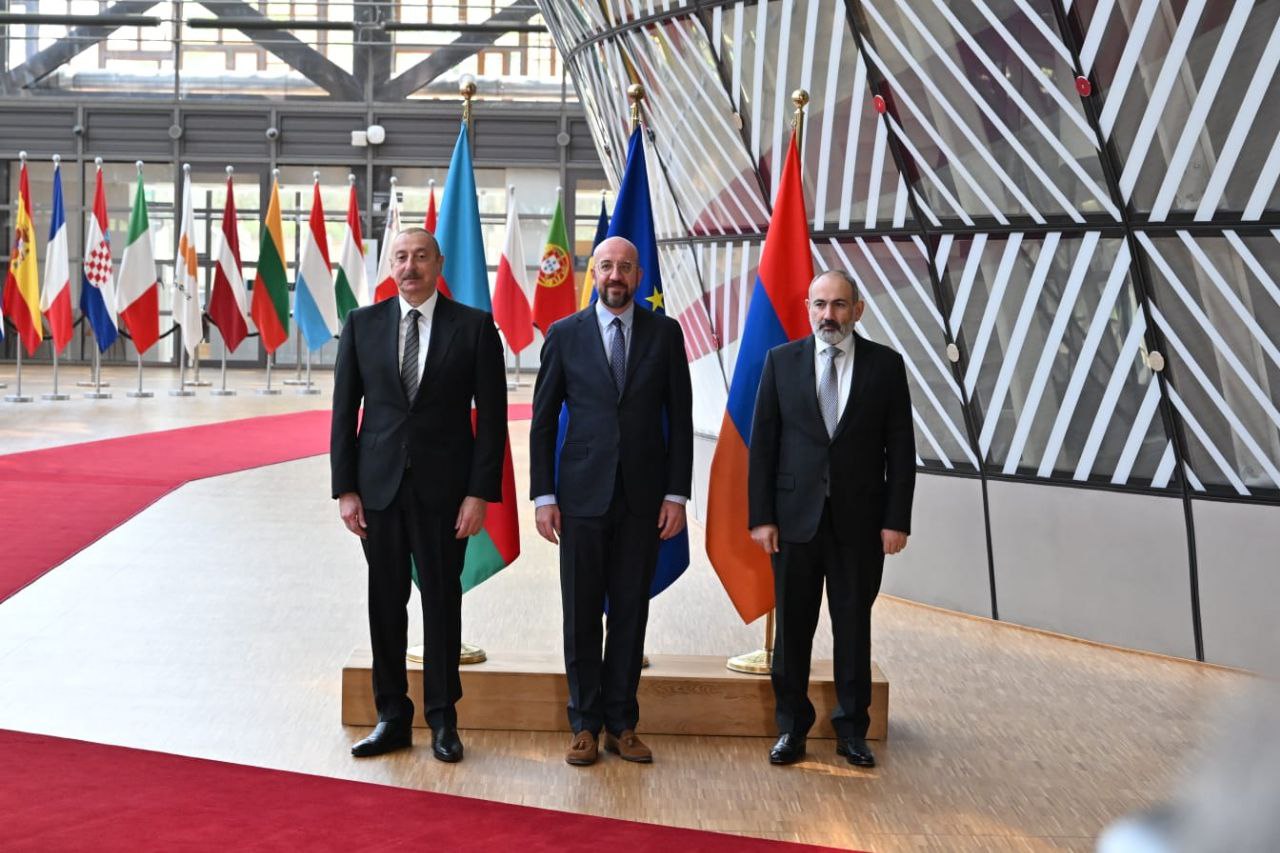 Bruxelles, 14 maggio 2023. Il presidente azero Ilham Aliyev, il presidente del Consiglio europeo Charles Michel e il premier armeno Nikol Pashinyan