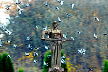 "Madre Armenia" (in armeno Mayr Hayastan) è la personificazione nazionale dell'Armenia. La sua rappresentazione visiva più famosa è una monumentale statua sita nel Parco della Vittoria, a Yerevan, la capitale armena, dove sovrasta l'intera città - Mikhail Pogosov/Shutterstock