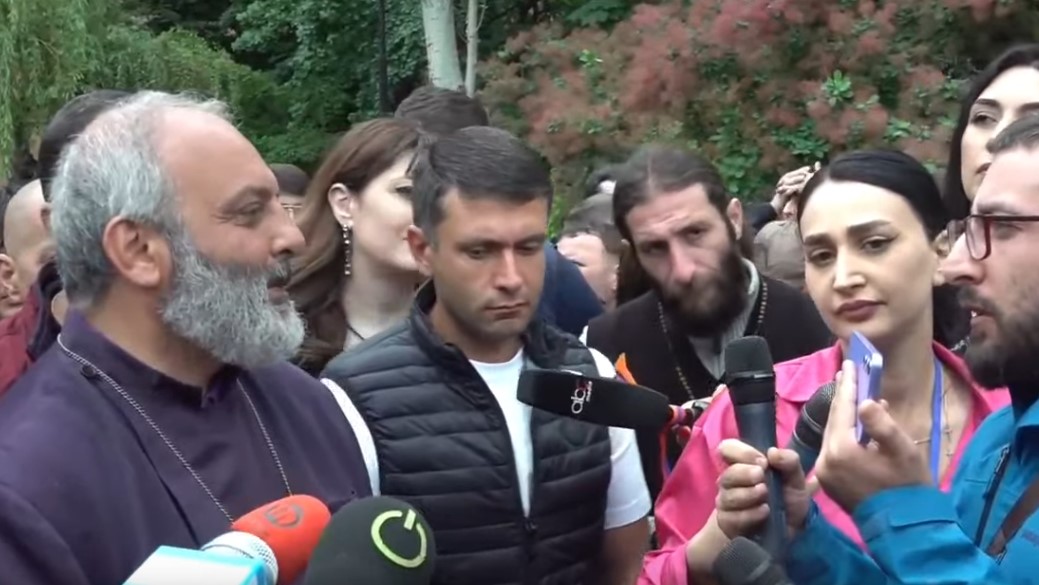 L'arcivescovo Bagrat Galstanyan coi giornalisti (screenshot youtube) L'arcivescovo Bagrat Galstanyan coi giornalisti (screenshot youtube)