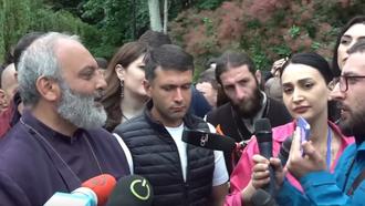 L'arcivescovo Bagrat Galstanyan coi giornalisti (screenshot youtube)