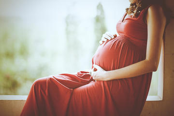 Image of a pregnant woman touching her belly with her hands © 10 FACE/Shutterstock