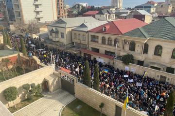 Manifestanti davanti alla sede dell'ambasciata dell'Ucraina in Azerbaijan, foto dell'Ambasciata ucraina