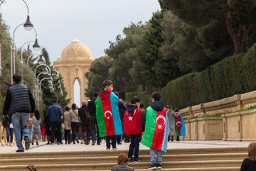 10 novembre 2020, a Baku, capitale dell'Azerbaijan, persone avvolte nella bandiera dell'Azerbaijan festeggiano la vittoria nella recente guerra contro l'Armenia (© Nurlan Mammadzada/Shutterstock)