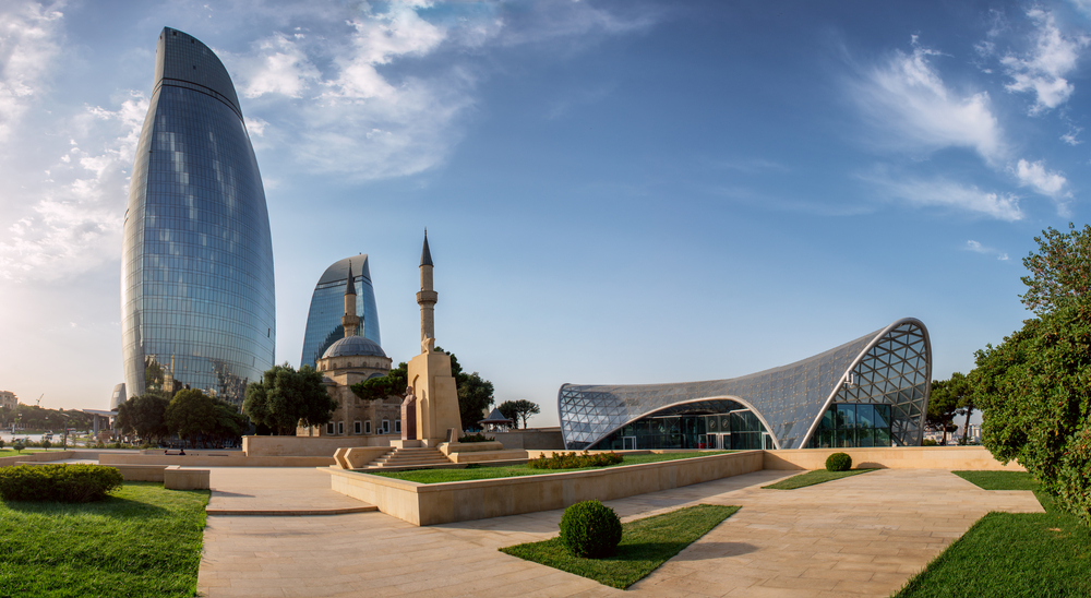 Una moschea in centro a Baku, capitale dell'Azerbaijan - © liseykina/Shutterstock